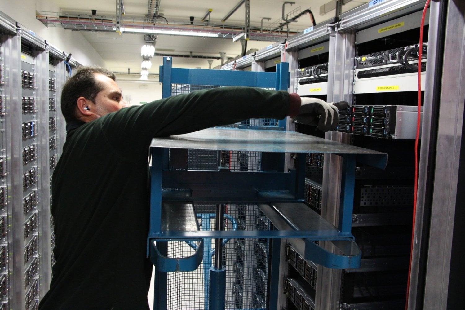 El CERN tenía más de 2.000 ordenadores perfectamente funcionales camino de la jubilación anticipada. El problema parecía millonario y complejo, pero la solución estaba en un lugar mucho más simple
