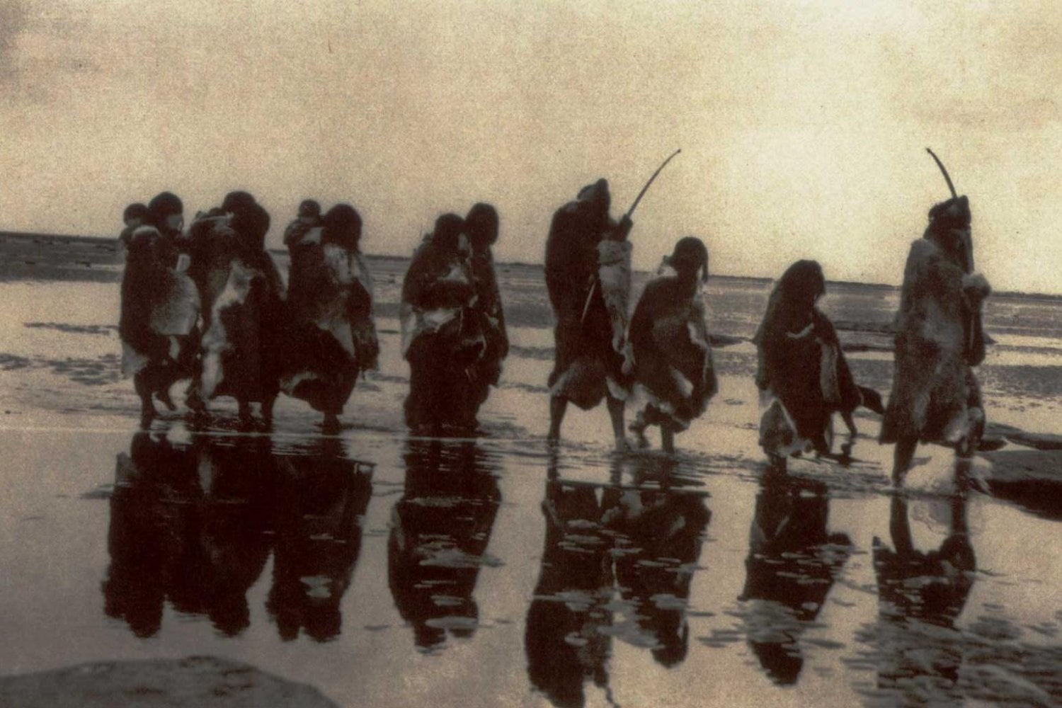 En los bosques helados del fin del mundo, los hombres de un pueblo originario caminaban casi desnudos y se transformaban en “monstruos”. No era una pesadilla: era un ritual secreto que sostenía todo su mundo y que podía durar meses