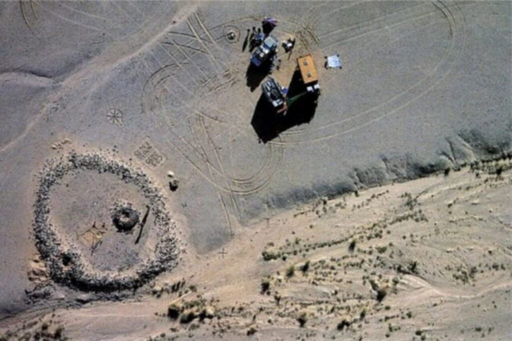La guerra volvió imposible excavar el desierto de Sudán, así que los arqueólogos comenzaron a buscar desde el espacio. Encontraron 260 tumbas gigantes y los caminos de un pueblo anterior a las pirámides