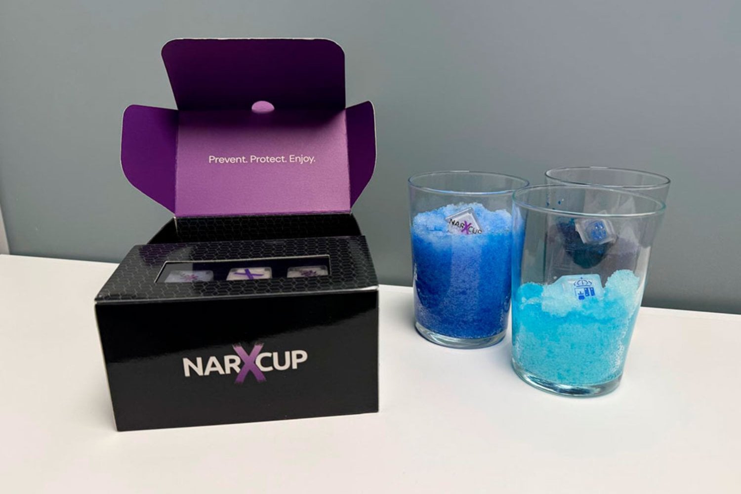 En Madrid han creado un “hielo” que detecta si alguien ha drogado tu copa. Si encuentra una sustancia, la vuelve azul y la convierte en gel para conservar la prueba