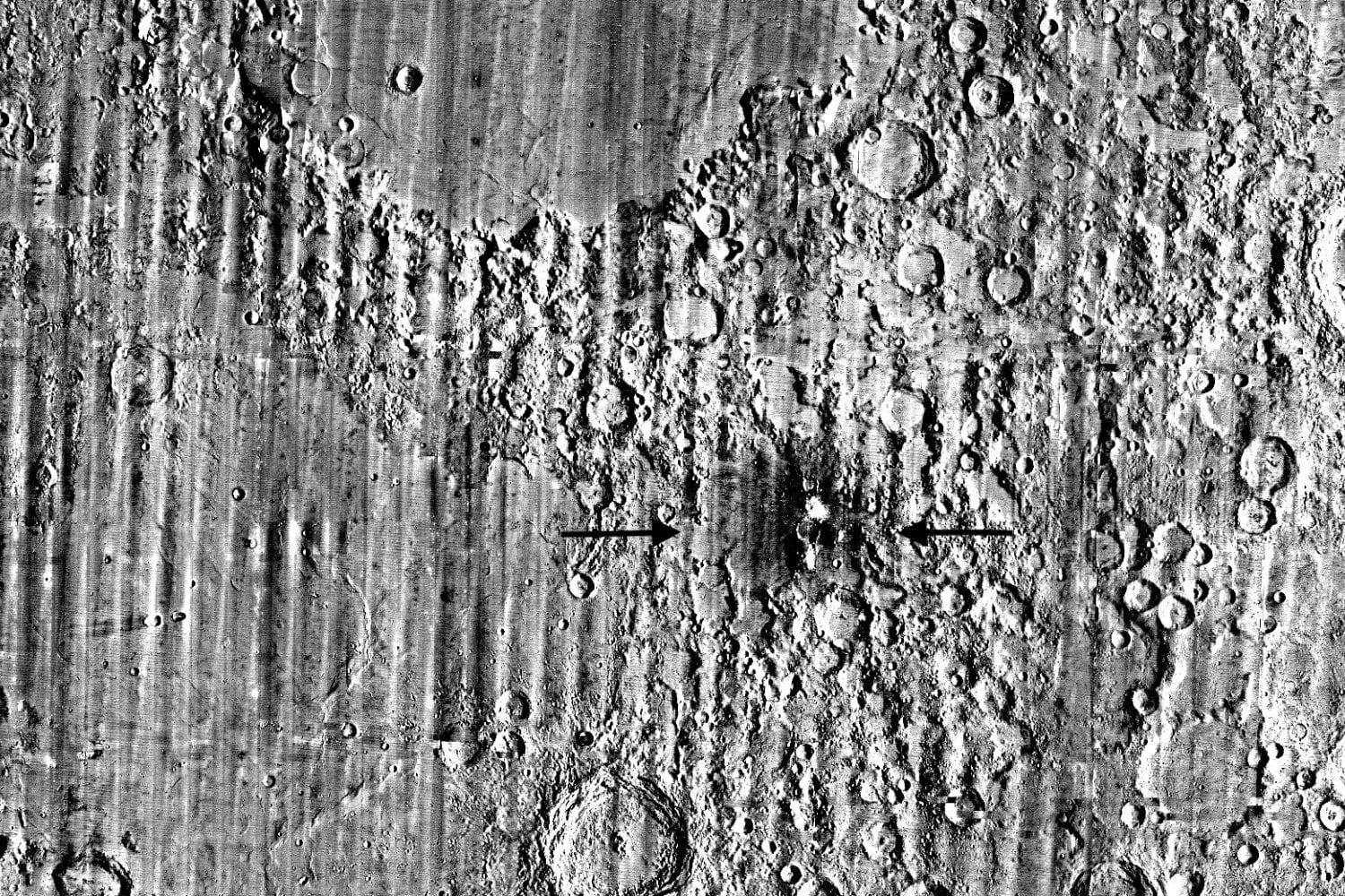 Un asteroide abrió un cráter de 222 metros en la Luna y nadie vio el impacto. La NASA lo descubrió más de un año después por una enorme cicatriz que no estaba allí antes