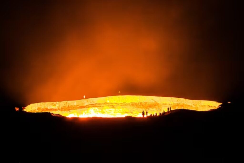 La Unión Soviética buscaba gas bajo el desierto y acabó abriendo una cicatriz de fuego. Décadas después, sigue siendo conocida como la “Puerta al Infierno”