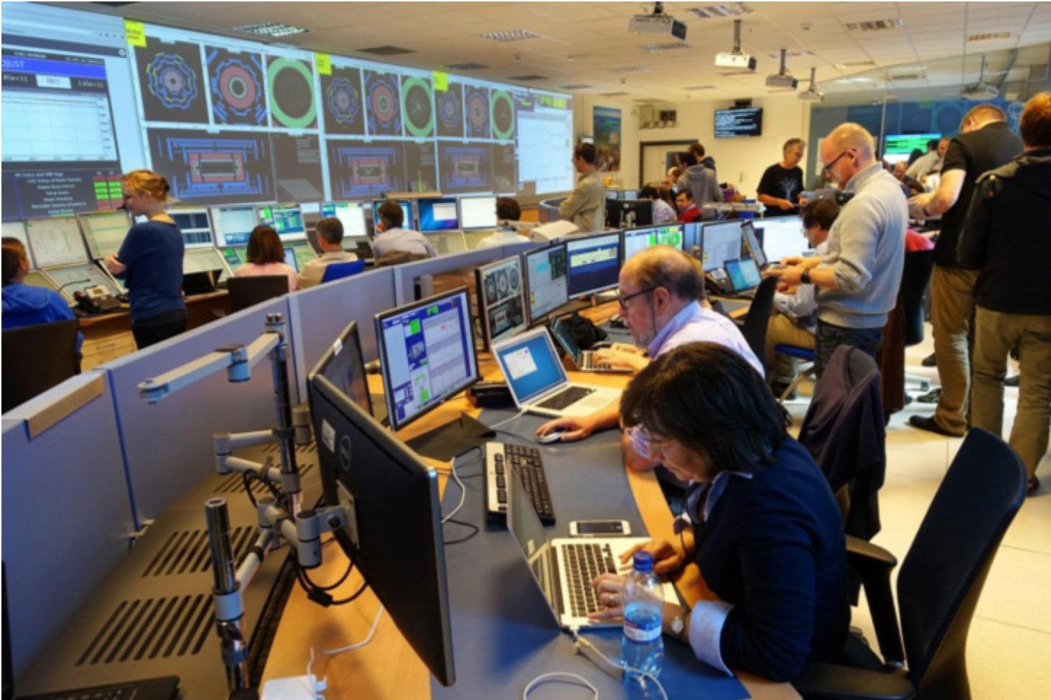 El CERN tenía más de 2.000 ordenadores perfectamente funcionales camino de la jubilación anticipada. El problema parecía millonario y complejo, pero la solución estaba en un lugar mucho más simple