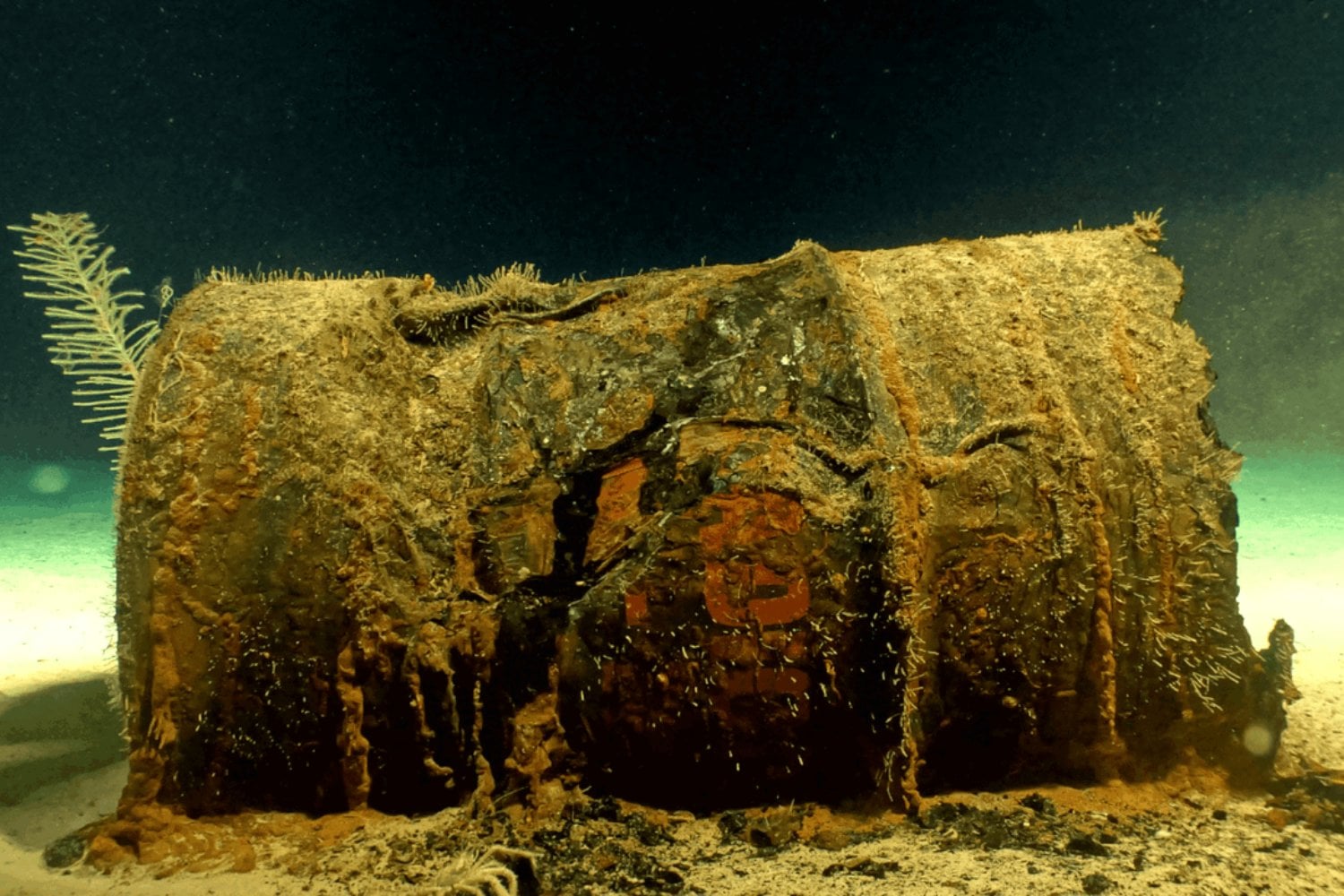 Durante décadas, Europa arrojó más de 200.000 barriles de residuos radiactivos al Atlántico. Ahora los científicos han bajado 4.700 metros y han encontrado algunos deteriorados y derramando su contenido