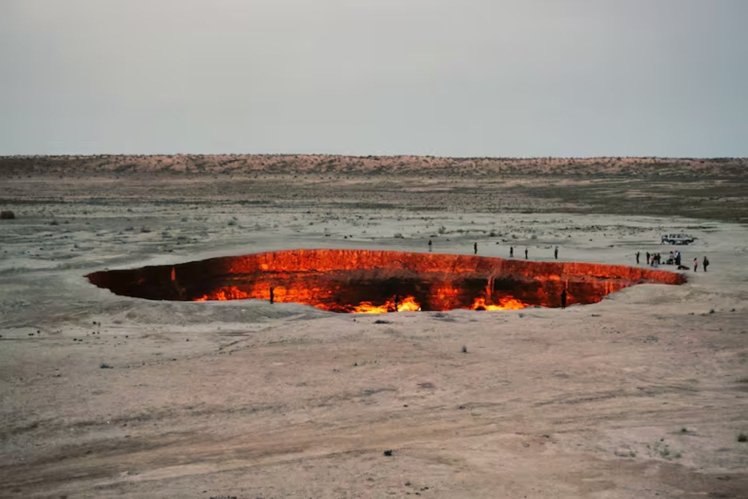 La Unión Soviética buscaba gas bajo el desierto y acabó abriendo una cicatriz de fuego. Décadas después, sigue siendo conocida como la “Puerta al Infierno”