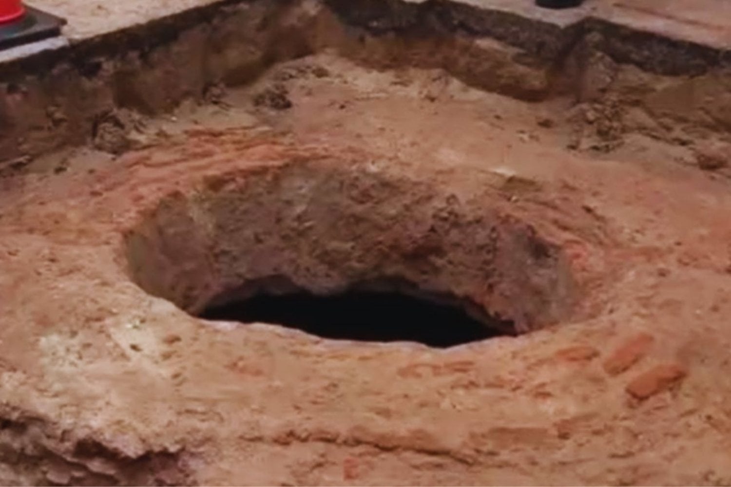 Durante más de 200 años, la leyenda de una “fuente de la vida” recorrió el mundo. Una obra bajo el Cabildo uruguayo encontró una estructura misteriosa rodeada de botellas de ginebra, pipas y huesos