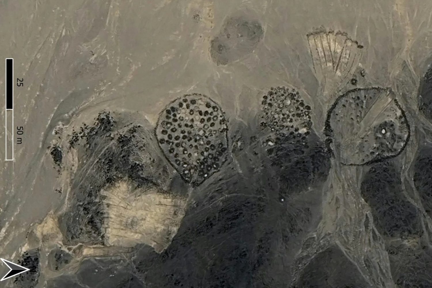 La guerra volvió imposible excavar el desierto de Sudán, así que los arqueólogos comenzaron a buscar desde el espacio. Encontraron 260 tumbas gigantes y los caminos de un pueblo anterior a las pirámides