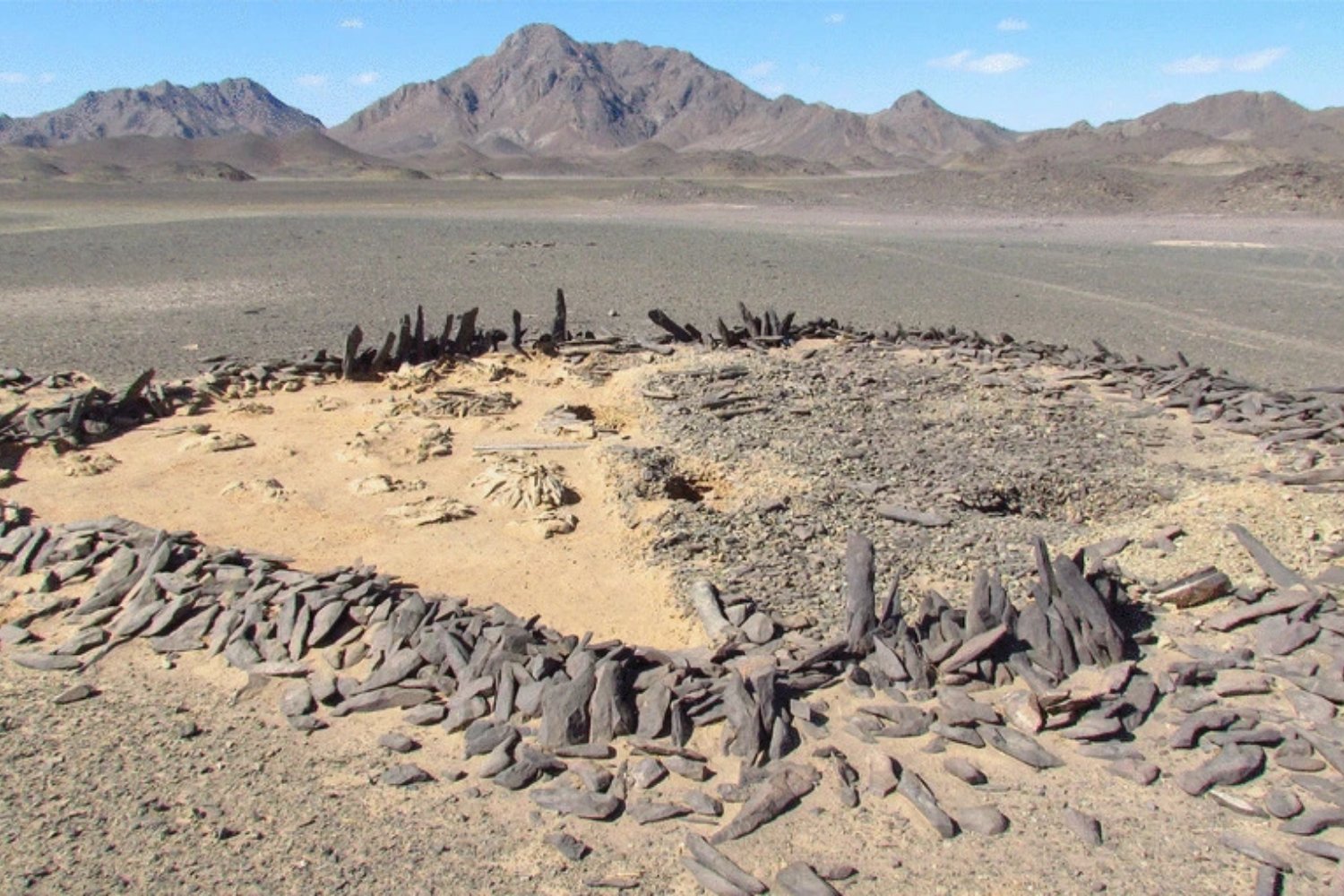 La guerra volvió imposible excavar el desierto de Sudán, así que los arqueólogos comenzaron a buscar desde el espacio. Encontraron 260 tumbas gigantes y los caminos de un pueblo anterior a las pirámides