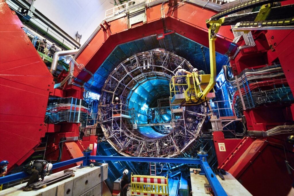El CERN consiguió mirar dentro de un núcleo a una escala cuatro veces menor que un protón. Allí encontró algo que la teoría convencional no explica bien: los gluones empiezan a comportarse como una multitud