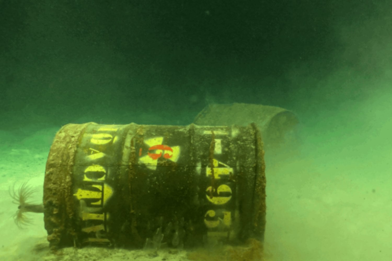 Durante décadas, Europa arrojó más de 200.000 barriles de residuos radiactivos al Atlántico. Ahora los científicos han bajado 4.700 metros y han encontrado algunos deteriorados y derramando su contenido