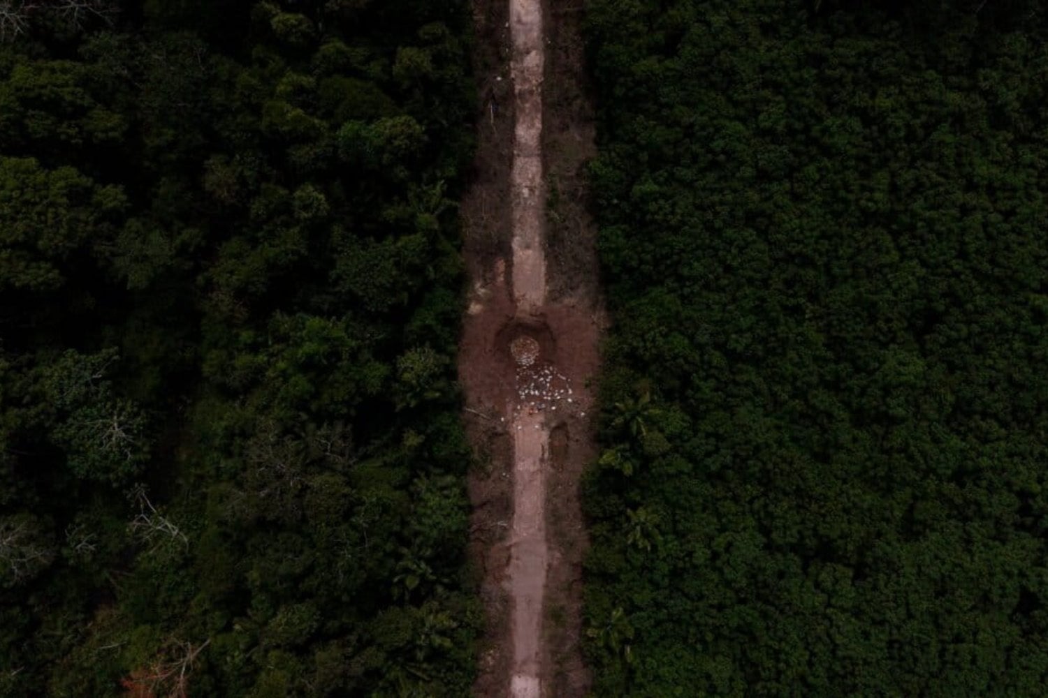 Una comunidad indígena de Perú tiene 14.379 hectáreas, pero sus habitantes solo se sienten seguros en 16. Mientras el Estado recortaba su territorio, el narcotráfico abría una tercera pista clandestina
