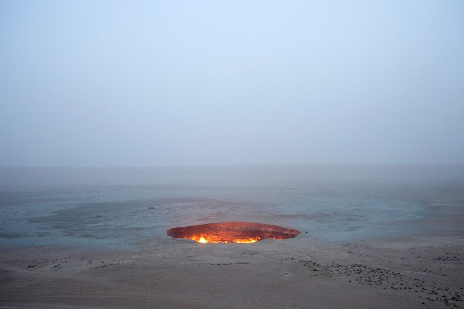 La Unión Soviética buscaba gas bajo el desierto y acabó abriendo una cicatriz de fuego. Décadas después, sigue siendo conocida como la “Puerta al Infierno”