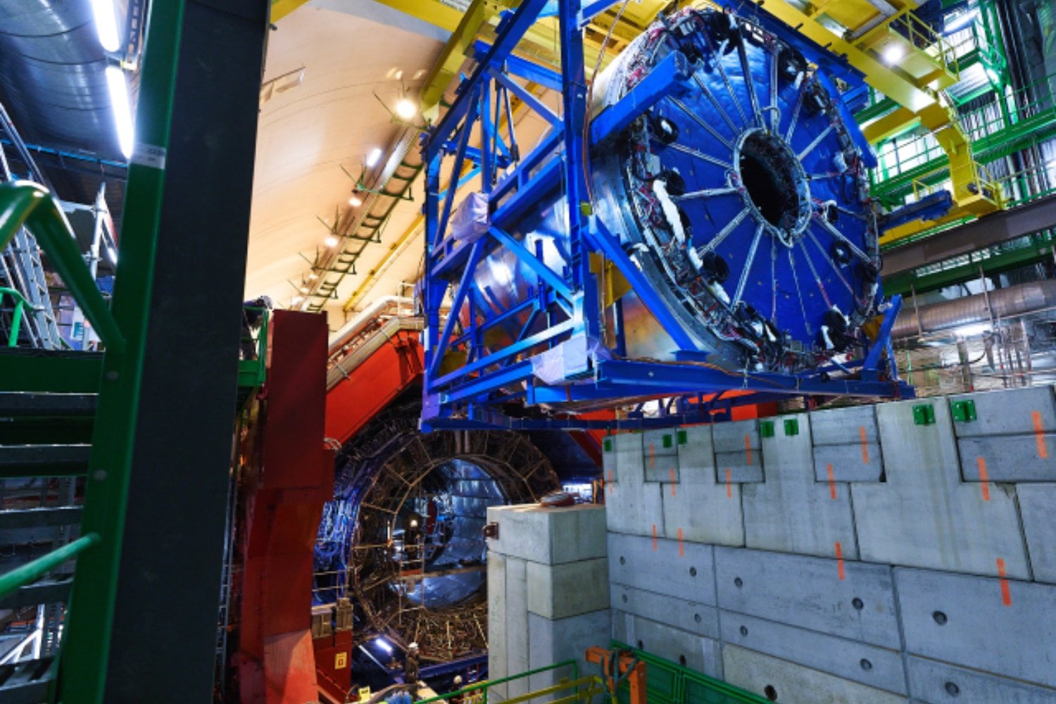 El CERN consiguió mirar dentro de un núcleo a una escala cuatro veces menor que un protón. Allí encontró algo que la teoría convencional no explica bien: los gluones empiezan a comportarse como una multitud