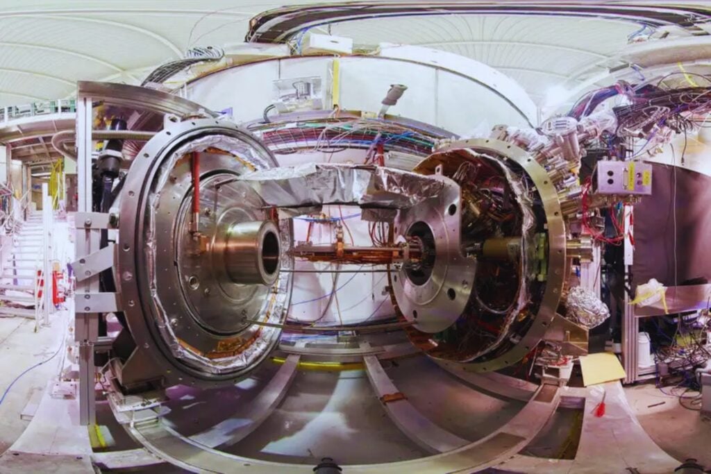 Un átomo que vive apenas 2,2 microsegundos es la nueva forma de poner a prueba a Einstein. ETH Zúrich acaba de lanzarlo a 2,2 km/s para ver cómo cae