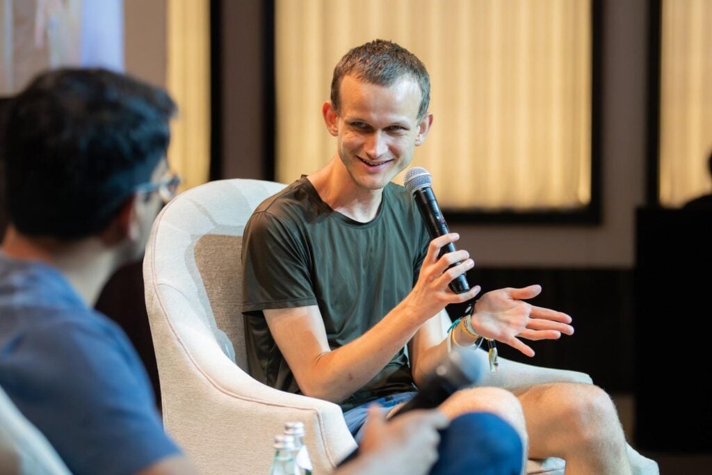 Hay quien cree que la IA puede hundir Bitcoin más de un 50% en los próximos dos años. Vitalik Buterin no solo discrepa: asegura que el 90% de su fortuna ya depende de que esa predicción falle