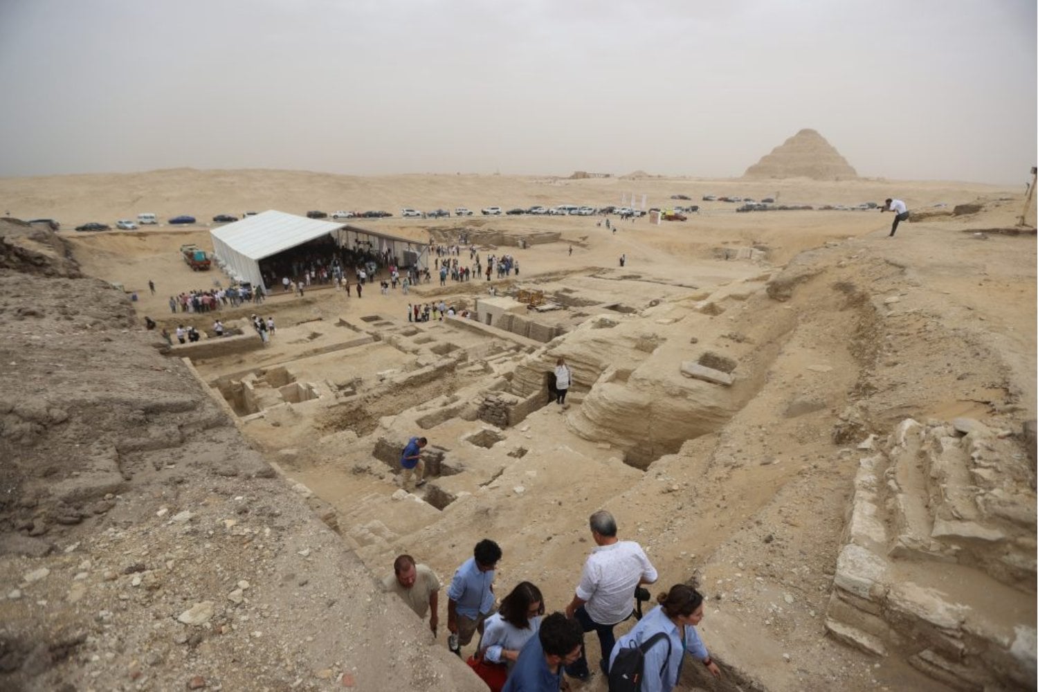 En Egipto encontraron una tumba de hace 4.000 años que siguió recibiendo muertos mucho después de su dueño. Tres sarcófagos continúan sellados y más de 100 pequeñas figuras cuentan lo que ocurrió allí durante siglos