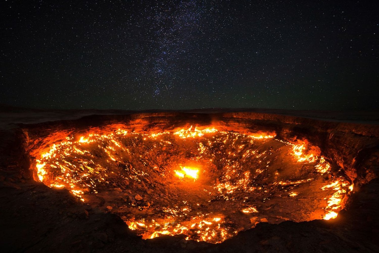 La Unión Soviética buscaba gas bajo el desierto y acabó abriendo una cicatriz de fuego. Décadas después, sigue siendo conocida como la “Puerta al Infierno”