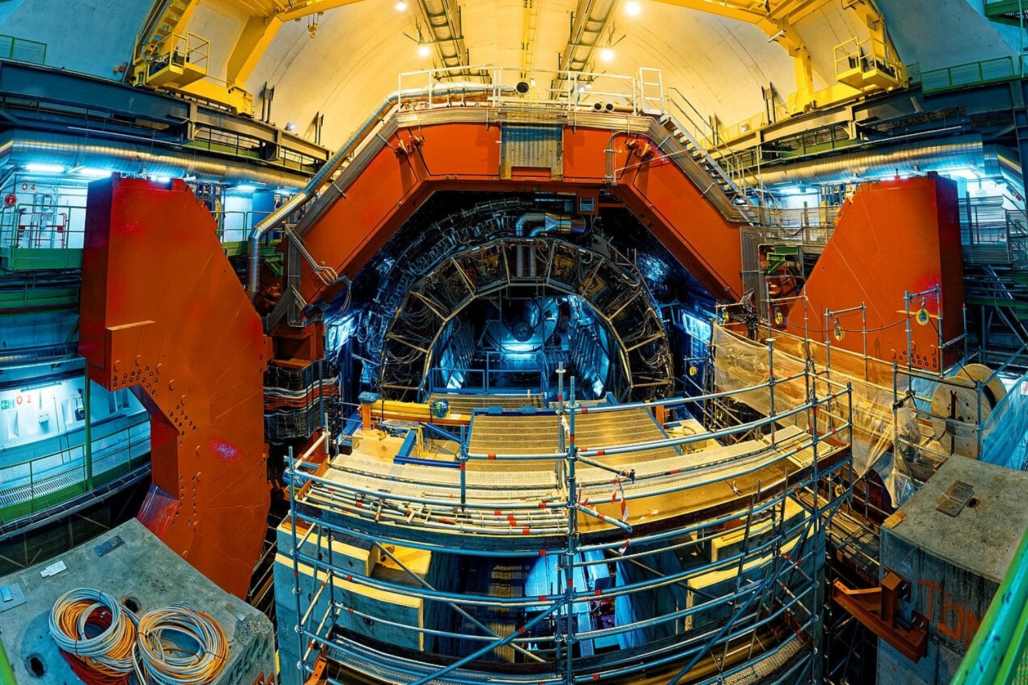 l CERN consiguió mirar dentro de un núcleo a una escala cuatro veces menor que un protón. Allí encontró algo que la teoría convencional no explica bien: los gluones empiezan a comportarse como una multitud