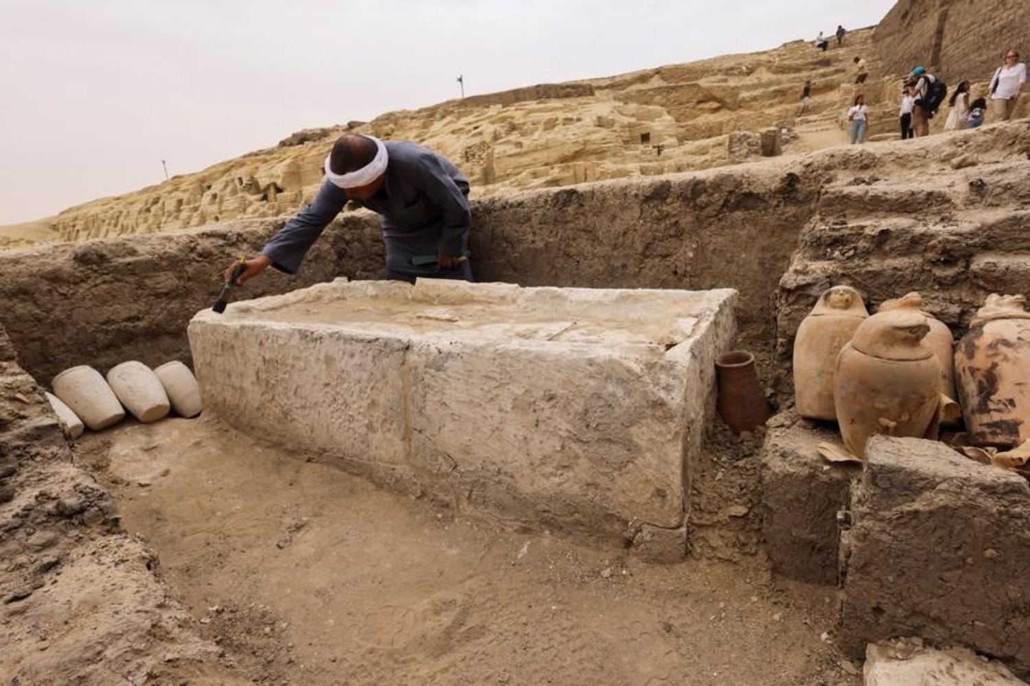 En Egipto encontraron una tumba de hace 4.000 años que siguió recibiendo muertos mucho después de su dueño. Tres sarcófagos continúan sellados y más de 100 pequeñas figuras cuentan lo que ocurrió allí durante siglos