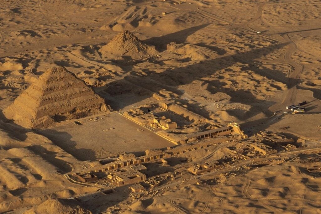En Egipto encontraron una tumba de hace 4.000 años que siguió recibiendo muertos mucho después de su dueño. Tres sarcófagos continúan sellados y más de 100 pequeñas figuras cuentan lo que ocurrió allí durante siglos