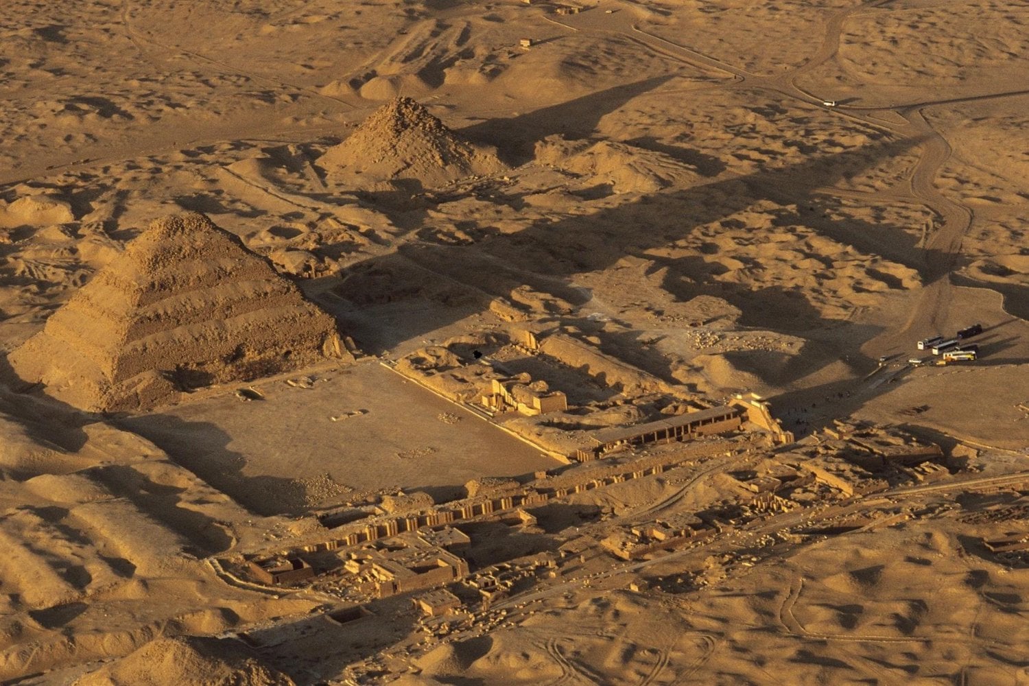 En Egipto encontraron una tumba de hace 4.000 años que siguió recibiendo muertos mucho después de su dueño. Tres sarcófagos continúan sellados y más de 100 pequeñas figuras cuentan lo que ocurrió allí durante siglos