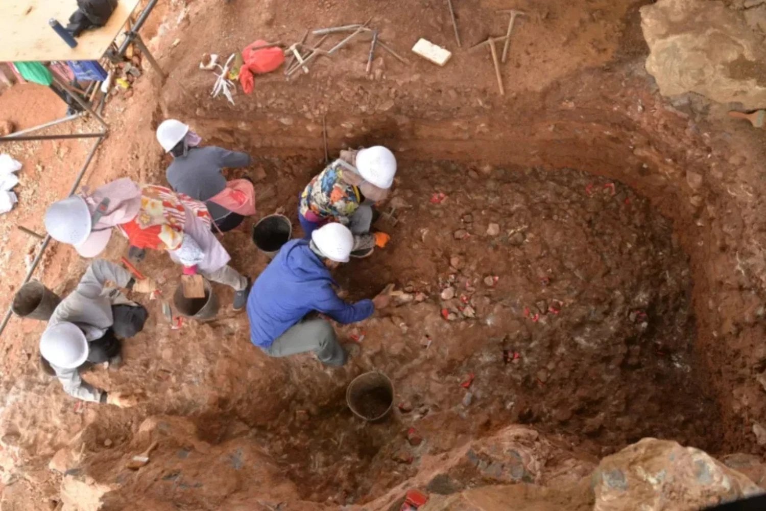 Durante años los denisovanos fueron poco más que un puñado de huesos y ADN antiguo. Una cueva en China acaba de cambiarlo todo: 1.366 herramientas revelan cómo cazaban, comían y sobrevivían nuestros misteriosos primos humanos
