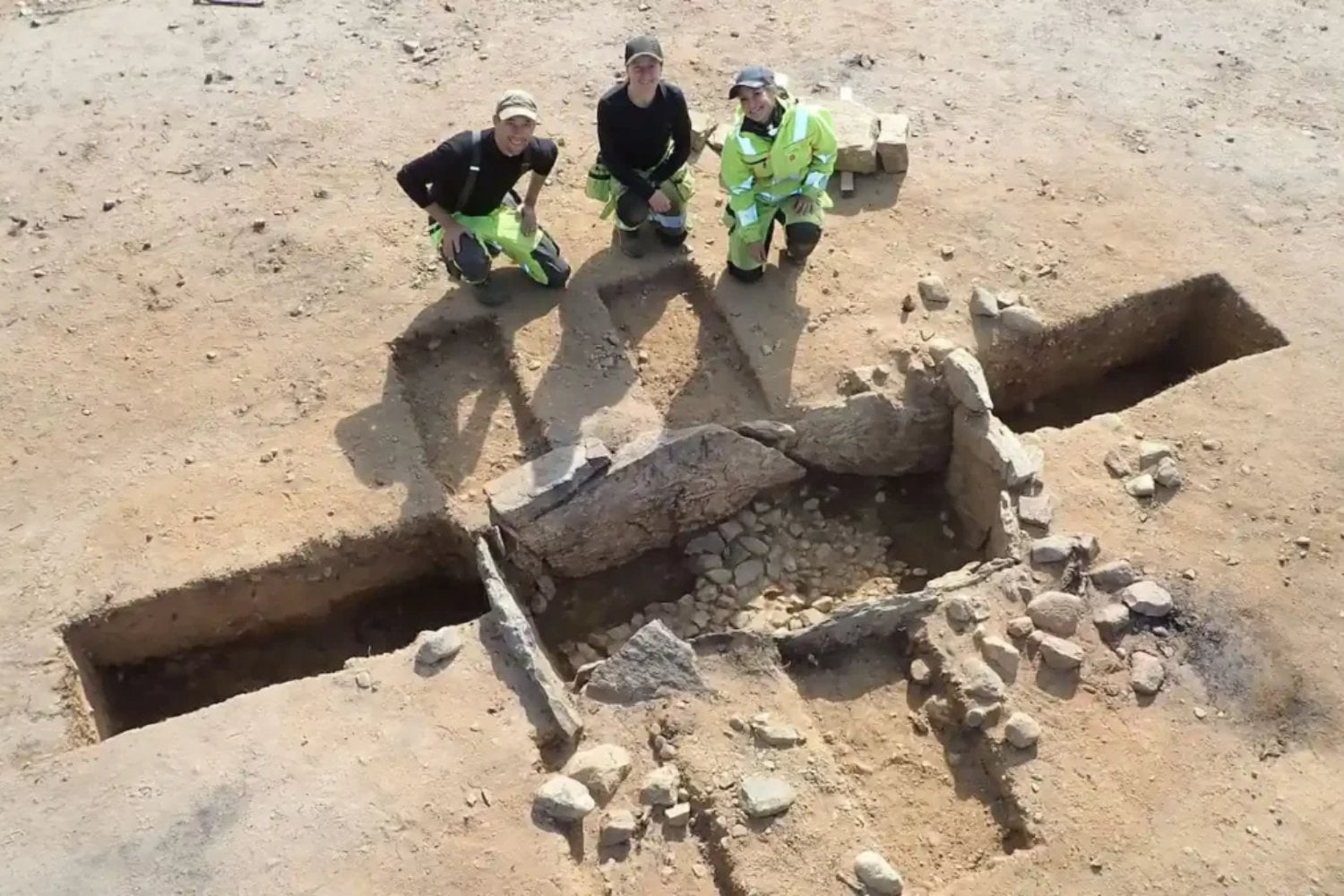 Unos arqueólogos buscaban un asentamiento de la Edad de Piedra en Noruega. Terminaron desenterrando una tumba de 4.000 años hecha con losas de cientos de kilos