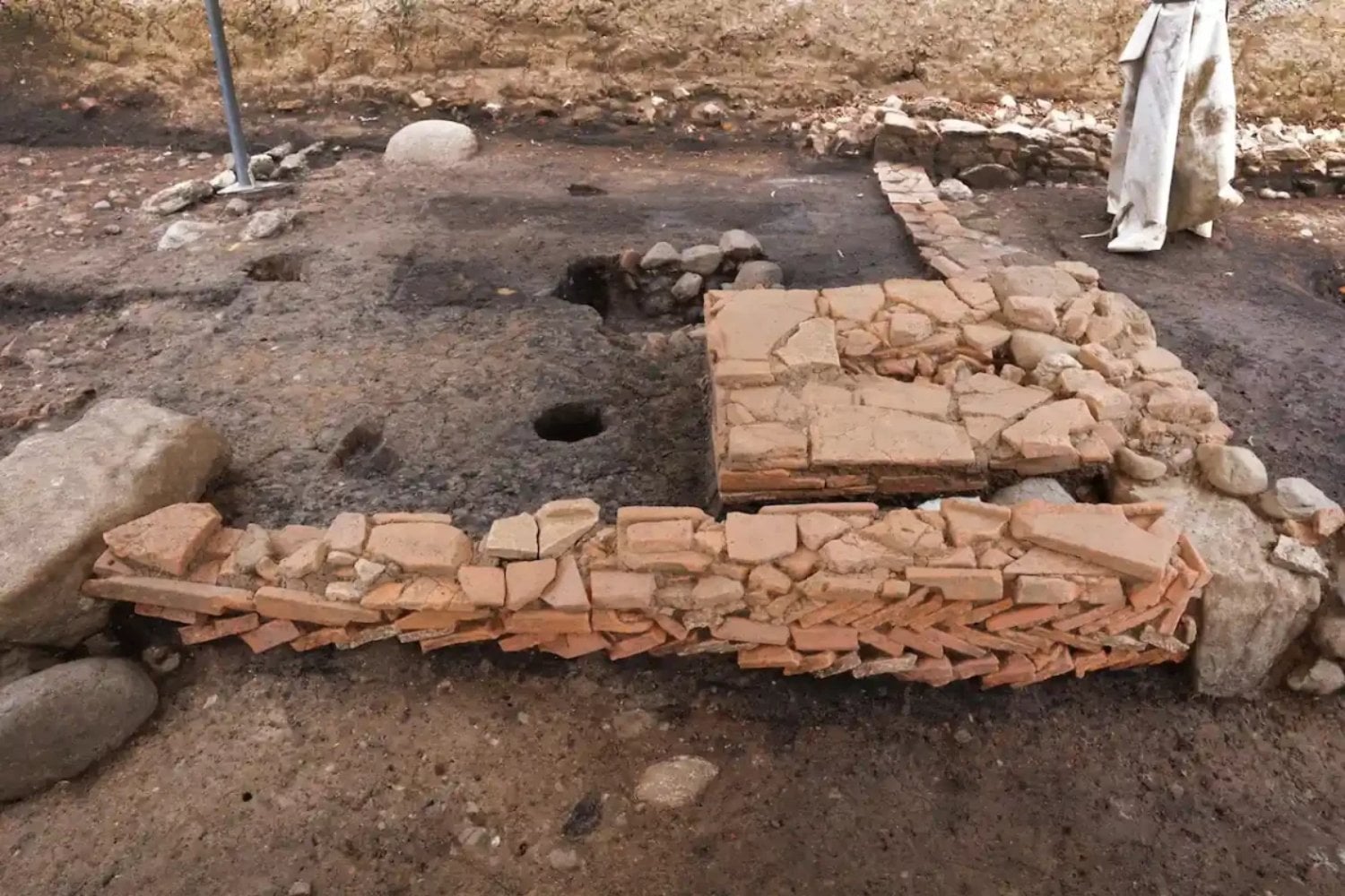 Iban a construir un bloque de viviendas en Suiza. Bajo el terreno apareció un edificio romano de 1.800 años que no era una casa: las pistas apuntan a una pequeña fábrica de metal