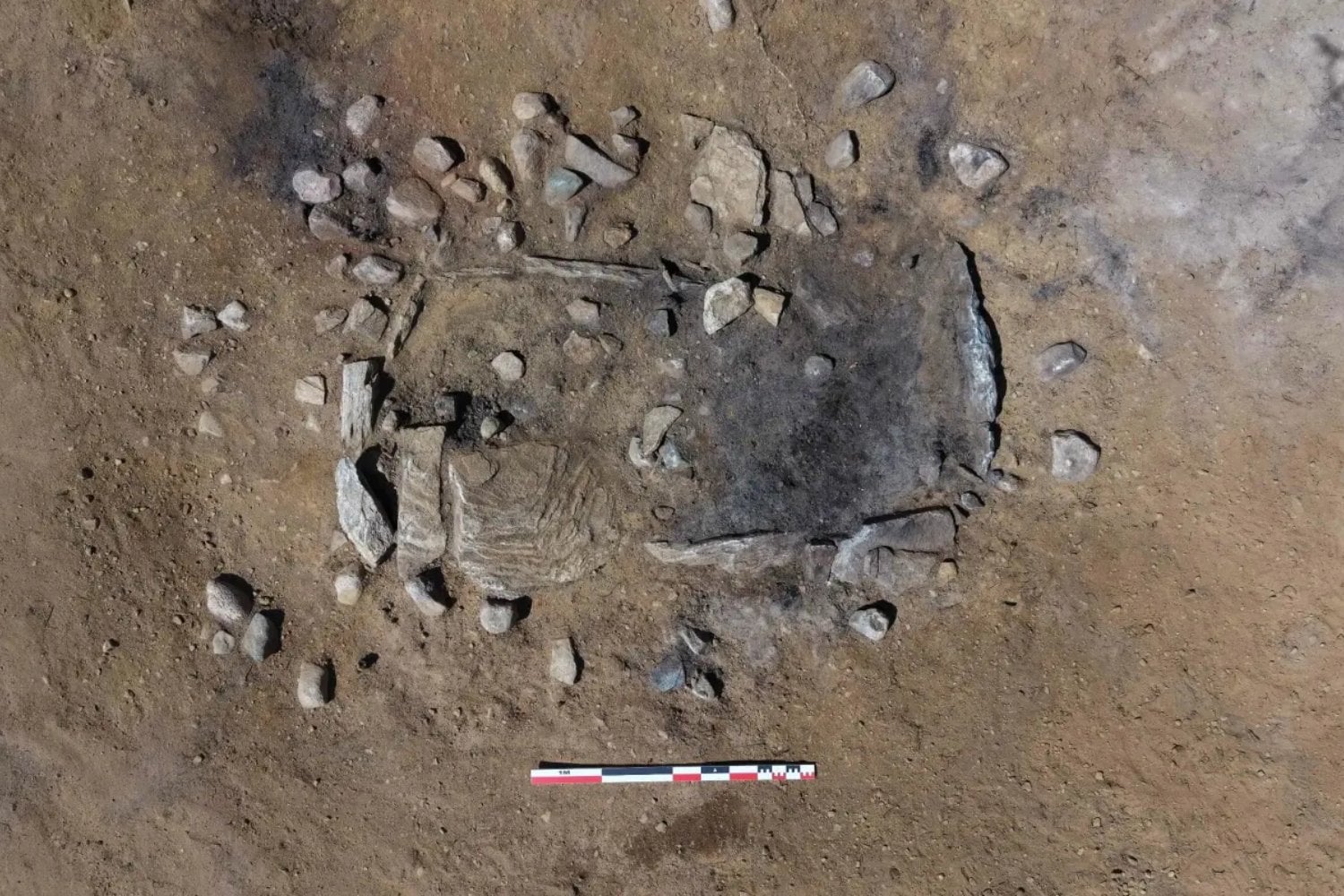 Unos arqueólogos buscaban un asentamiento de la Edad de Piedra en Noruega. Terminaron desenterrando una tumba de 4.000 años hecha con losas de cientos de kilos