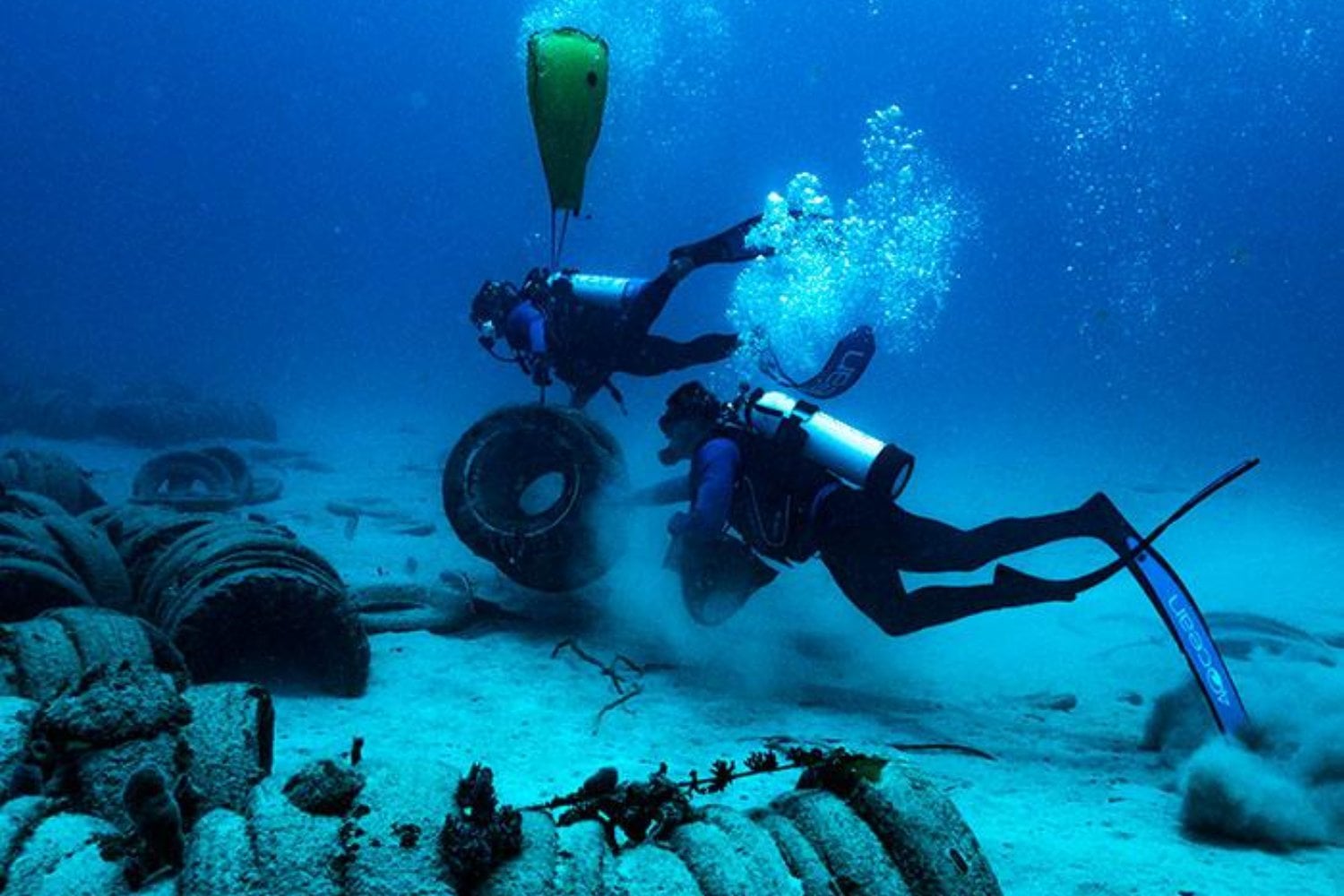 En los años 90, EEUU convirtió dos canales de hormigón en un experimento ecológico con neumáticos viejos. Reunieron 20 veces más peces, pero el verdadero descubrimiento estaba en algo totalmente inesperado: el cemento