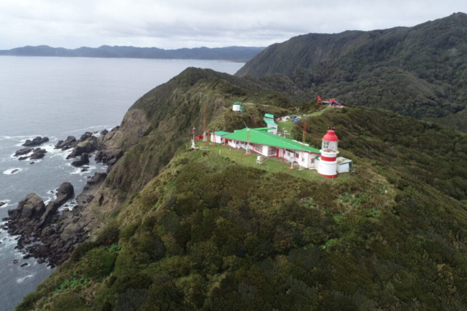 Una coalición ligada a Leonardo DiCaprio compró la mayor parte de una isla chilena de 215 kilómetros cuadrados. Ahora quiere donarla al Estado y convertirla en parque nacional antes de que la minería y la tala alcancen uno de los últimos santuarios intactos de Chiloé