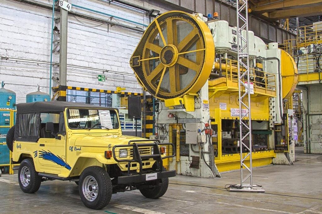Toyota encargó una prensa Komatsu de 700 toneladas en 1934, tres años antes de que Toyota Motor siquiera existiera. Más de 90 años después, cruzó dos veces el océano, volvió a Japón y sigue trabajando para fabricar piezas de hidrógeno