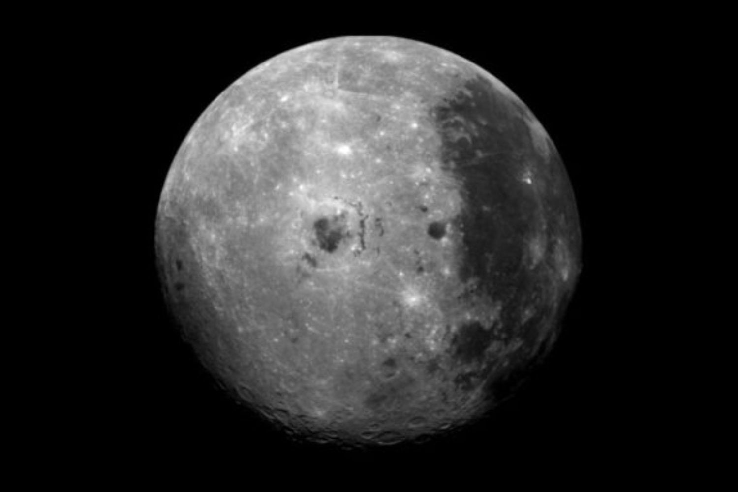 La Luna tiene dos caras radicalmente distintas y llevamos décadas intentando explicar por qué. Las primeras rocas del lado oculto apuntan ahora a un culpable inesperado: la propia Tierra
