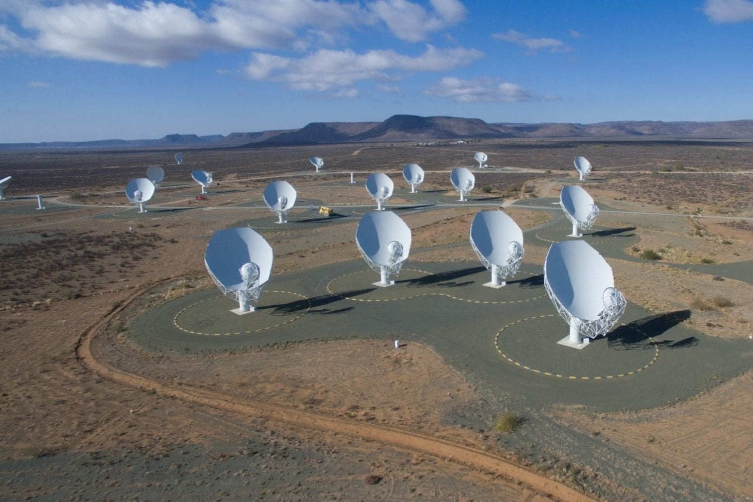 La Vía Láctea escondía un agujero negro que los astrónomos llevaban 30 años buscando. Su chorro viaja al 75% de la velocidad de la luz y apunta casi hacia la Tierra