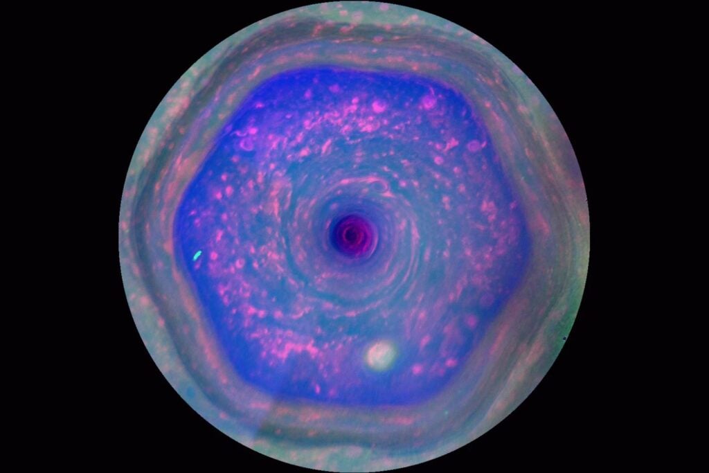 El polo sur de Saturno estuvo oculto durante años. Cuando volvió a aparecer, el Hubble encontró un decágono gigante que nadie sabe explicar