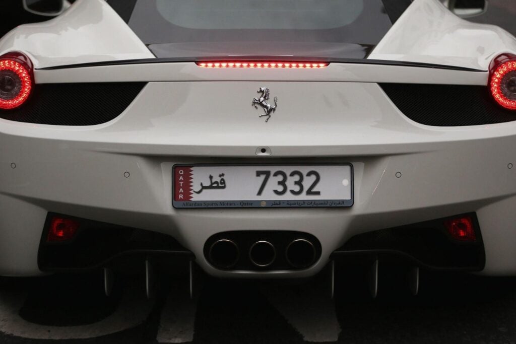 Cada verano, millonarios del Golfo pagan hasta 34.000 dólares para llevar sus Ferrari y Lamborghini a Londres. Una vez allí aparcan donde quieren: Westminster solo consiguió cobrar el 1% de las multas a vehículos de Emiratos