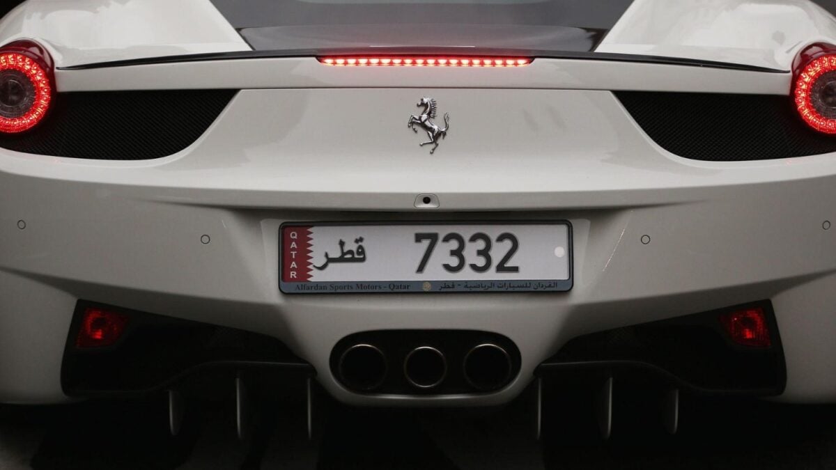 Cada verano, millonarios del Golfo pagan hasta 34.000 dólares para llevar sus Ferrari y Lamborghini a Londres. Una vez allí aparcan donde quieren: Westminster solo consiguió cobrar el 1% de las multas a vehículos de Emiratos