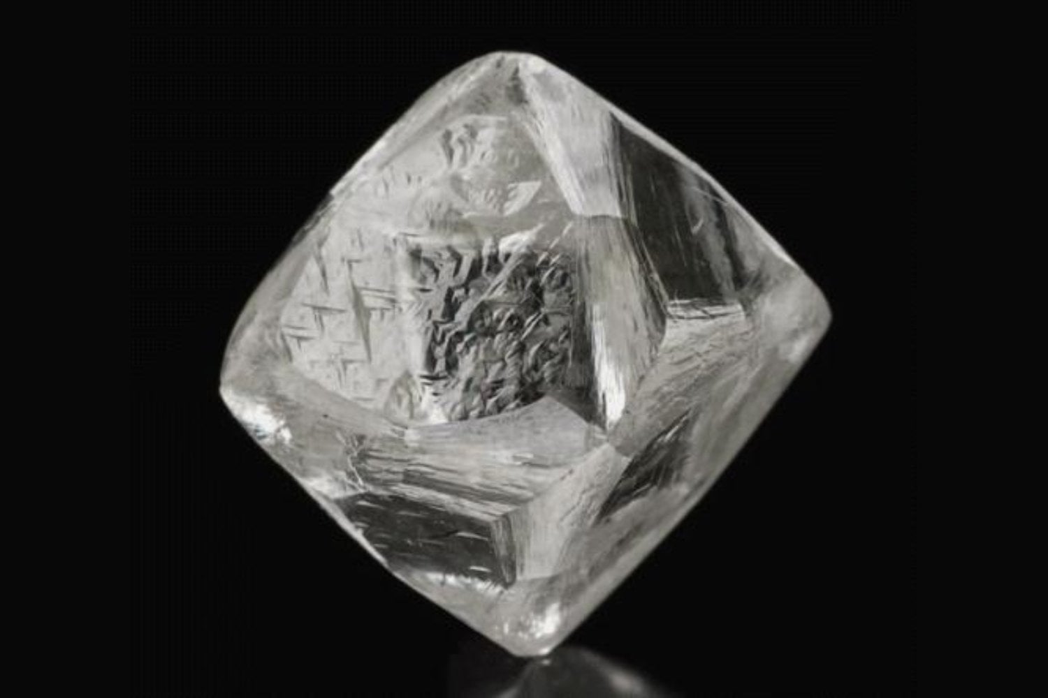 El diamante lleva siglos presumiendo de ser el material natural más duro de la Tierra. Tenía un problema bastante incómodo: se rompe. Científicos chinos acaban de multiplicar por cinco su resistencia