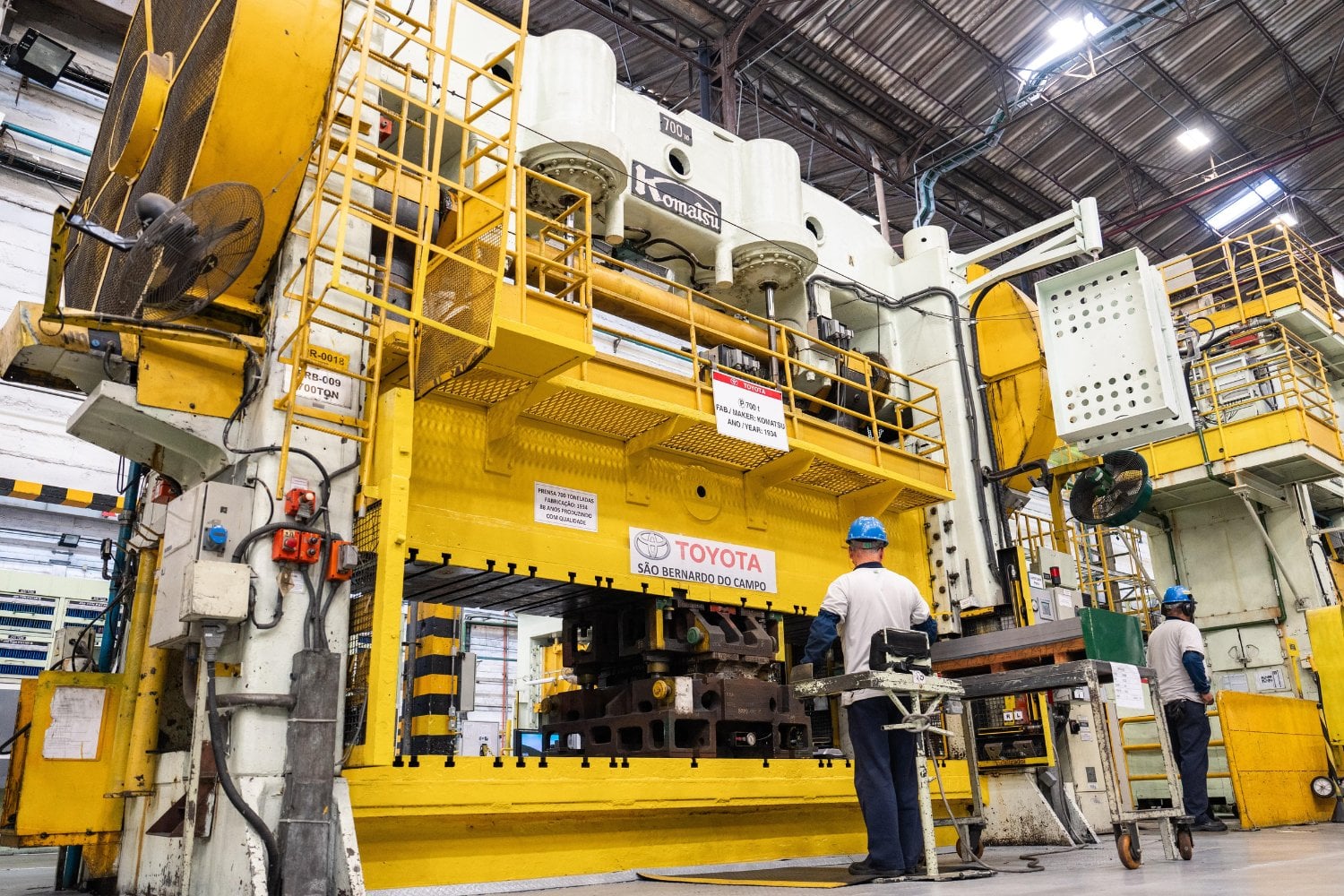 Toyota encargó una prensa Komatsu de 700 toneladas en 1934, tres años antes de que Toyota Motor siquiera existiera. Más de 90 años después, cruzó dos veces el océano, volvió a Japón y sigue trabajando para fabricar piezas de hidrógeno