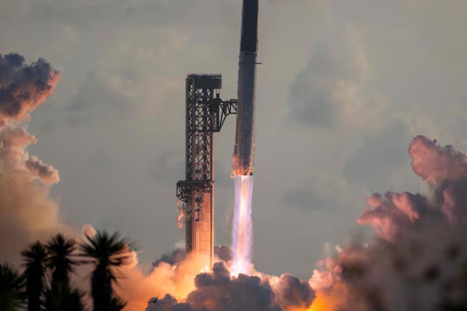 Starship llevaba tres años sin cruzar una frontera invisible. En su vuelo 14, un motor falló, SpaceX decidió seguir adelante de todos modos y el resultado fue inesperado