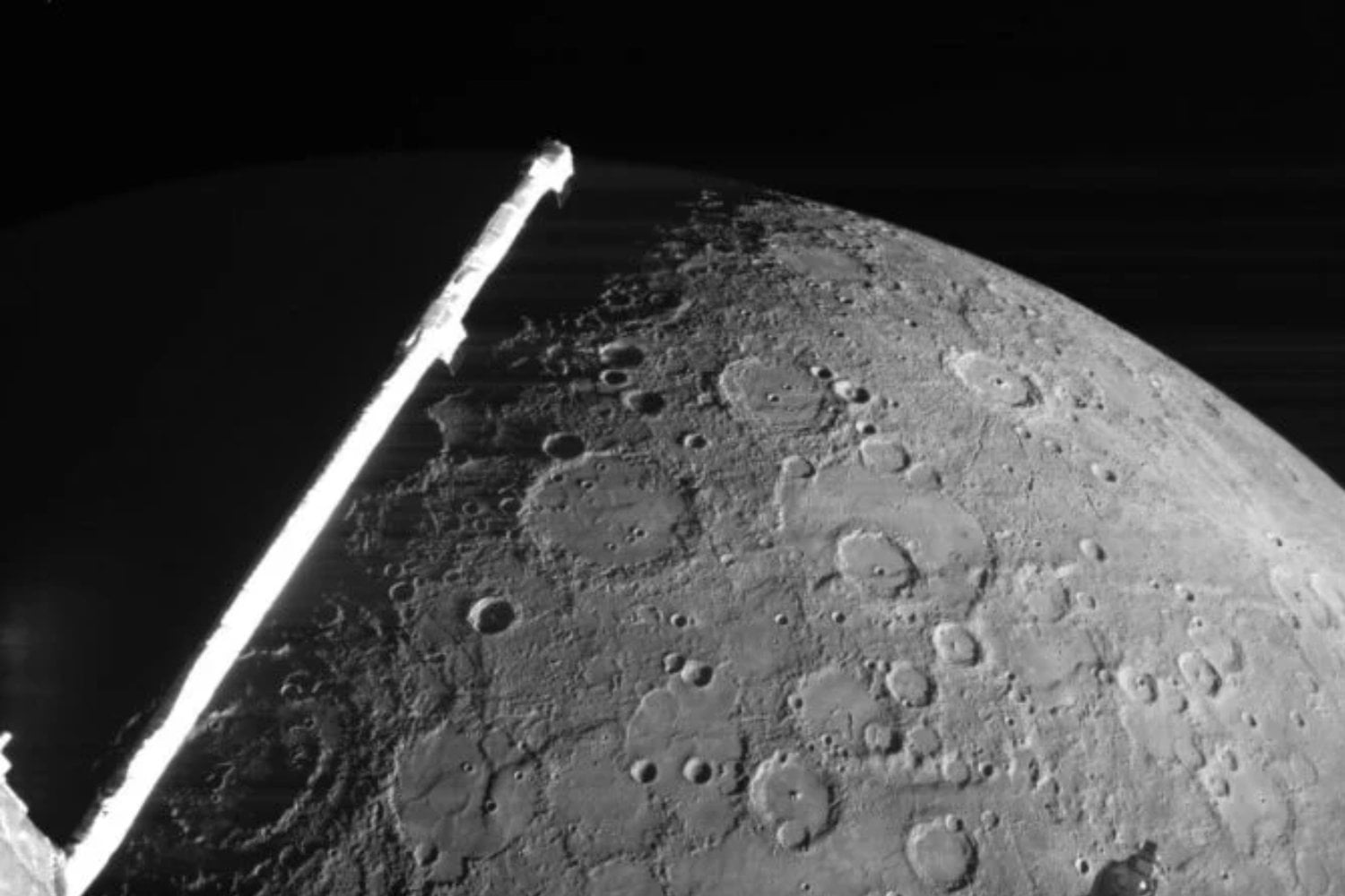 BepiColombo tardó ocho años en llegar a un planeta que tenemos “al lado”. Ahora ha soltado el módulo que la impulsó y empieza lo más difícil: dejarse atrapar por el infierno de Mercurio