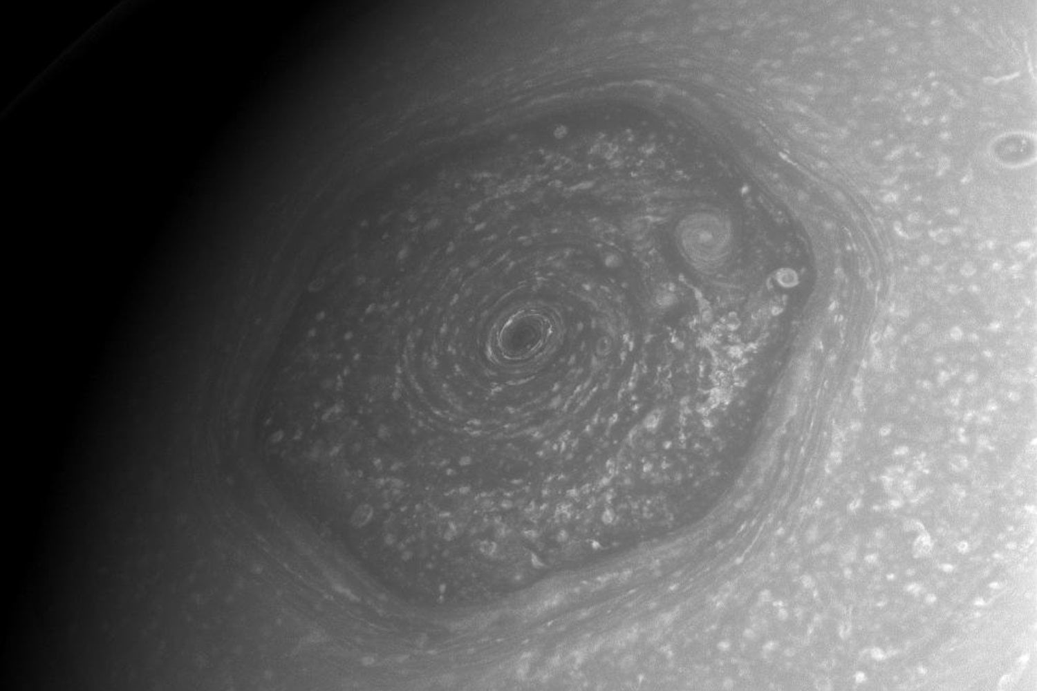El polo sur de Saturno estuvo oculto durante años. Cuando volvió a aparecer, el Hubble encontró un decágono gigante que nadie sabe explicar