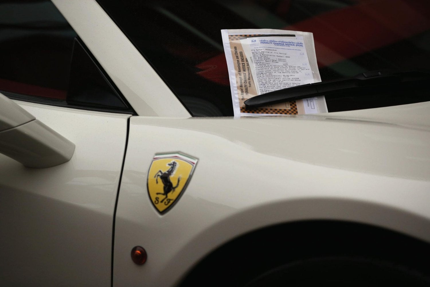 Cada verano, millonarios del Golfo pagan hasta 34.000 dólares para llevar sus Ferrari y Lamborghini a Londres. Una vez allí aparcan donde quieren: Westminster solo consiguió cobrar el 1% de las multas a vehículos de Emiratos