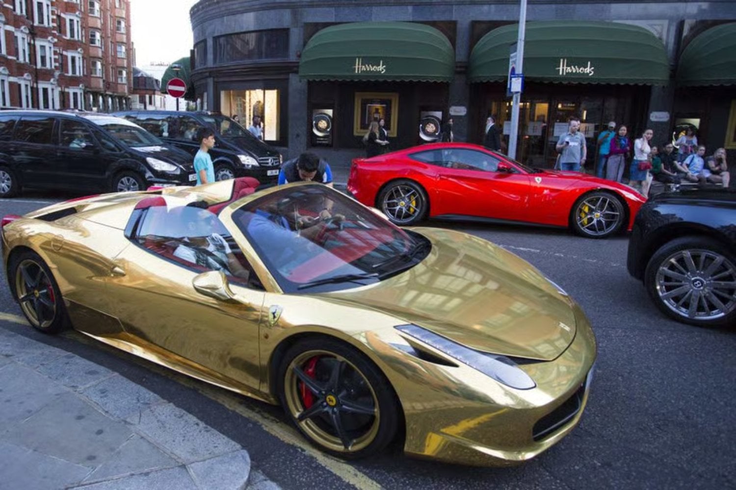 Cada verano, millonarios del Golfo pagan hasta 34.000 dólares para llevar sus Ferrari y Lamborghini a Londres. Una vez allí aparcan donde quieren: Westminster solo consiguió cobrar el 1% de las multas a vehículos de Emiratos