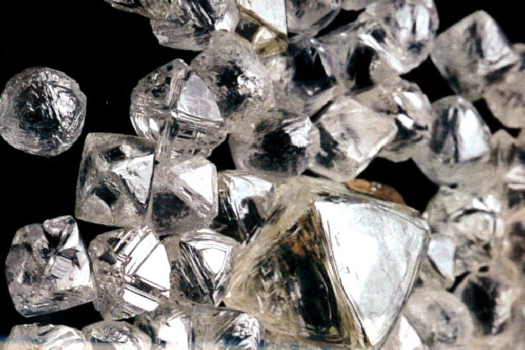 El diamante lleva siglos presumiendo de ser el material natural más duro de la Tierra. Tenía un problema bastante incómodo: se rompe. Científicos chinos acaban de multiplicar por cinco su resistencia