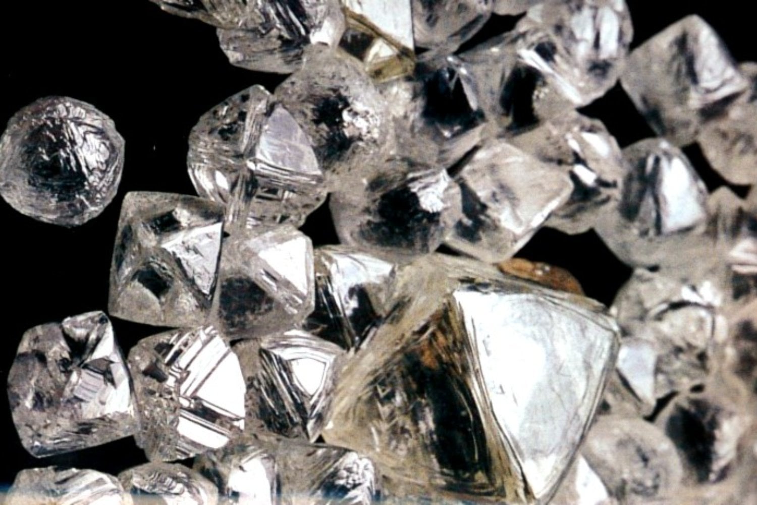 El diamante lleva siglos presumiendo de ser el material natural más duro de la Tierra. Tenía un problema bastante incómodo: se rompe. Científicos chinos acaban de multiplicar por cinco su resistencia