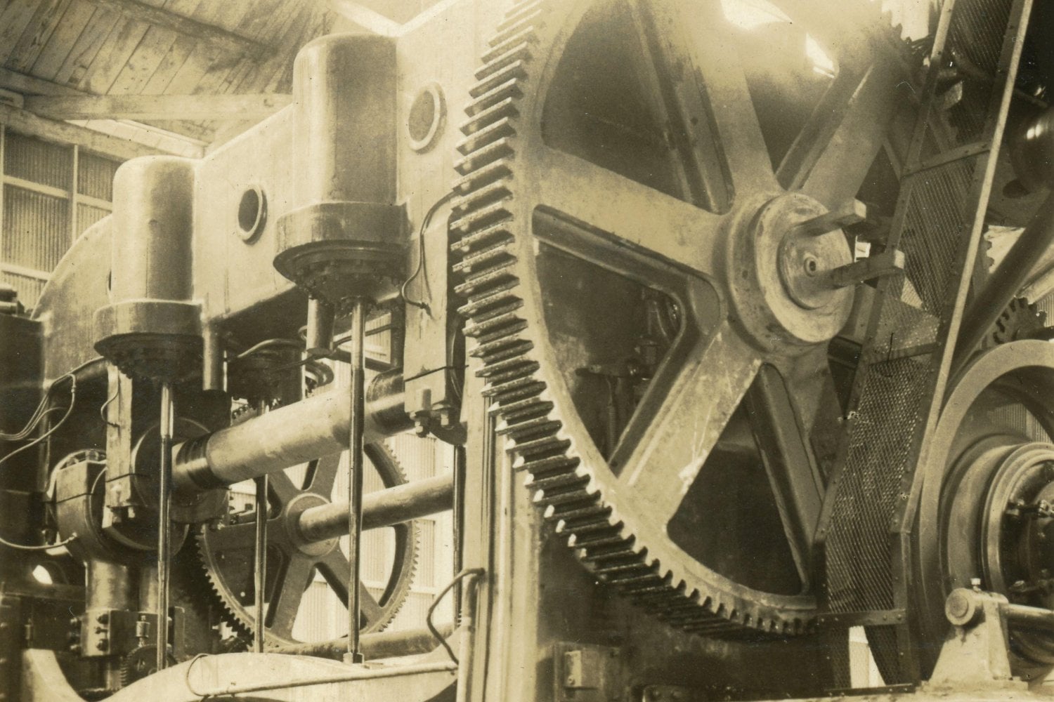 Toyota encargó una prensa Komatsu de 700 toneladas en 1934, tres años antes de que Toyota Motor siquiera existiera. Más de 90 años después, cruzó dos veces el océano, volvió a Japón y sigue trabajando para fabricar piezas de hidrógeno