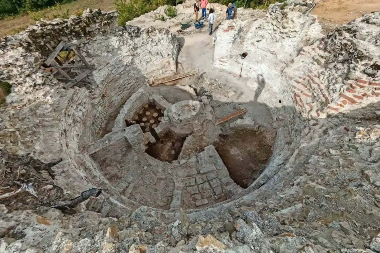 Durante 1.700 años, la torre de un palacio romano en Serbia ocultó un lujo de la élite imperial. Los arqueólogos han encontrado dentro un baño privado con cúpula, vapor y calefacción bajo el suelo