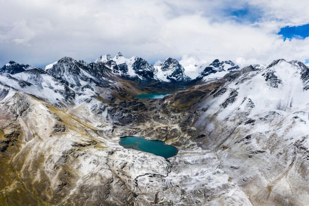 Durante años miramos los lagos glaciares como simples cicatrices del deshielo. Un mapa mundial revela ahora la amenaza que esconden: 15 millones de personas viven en el posible camino de una inundación repentina