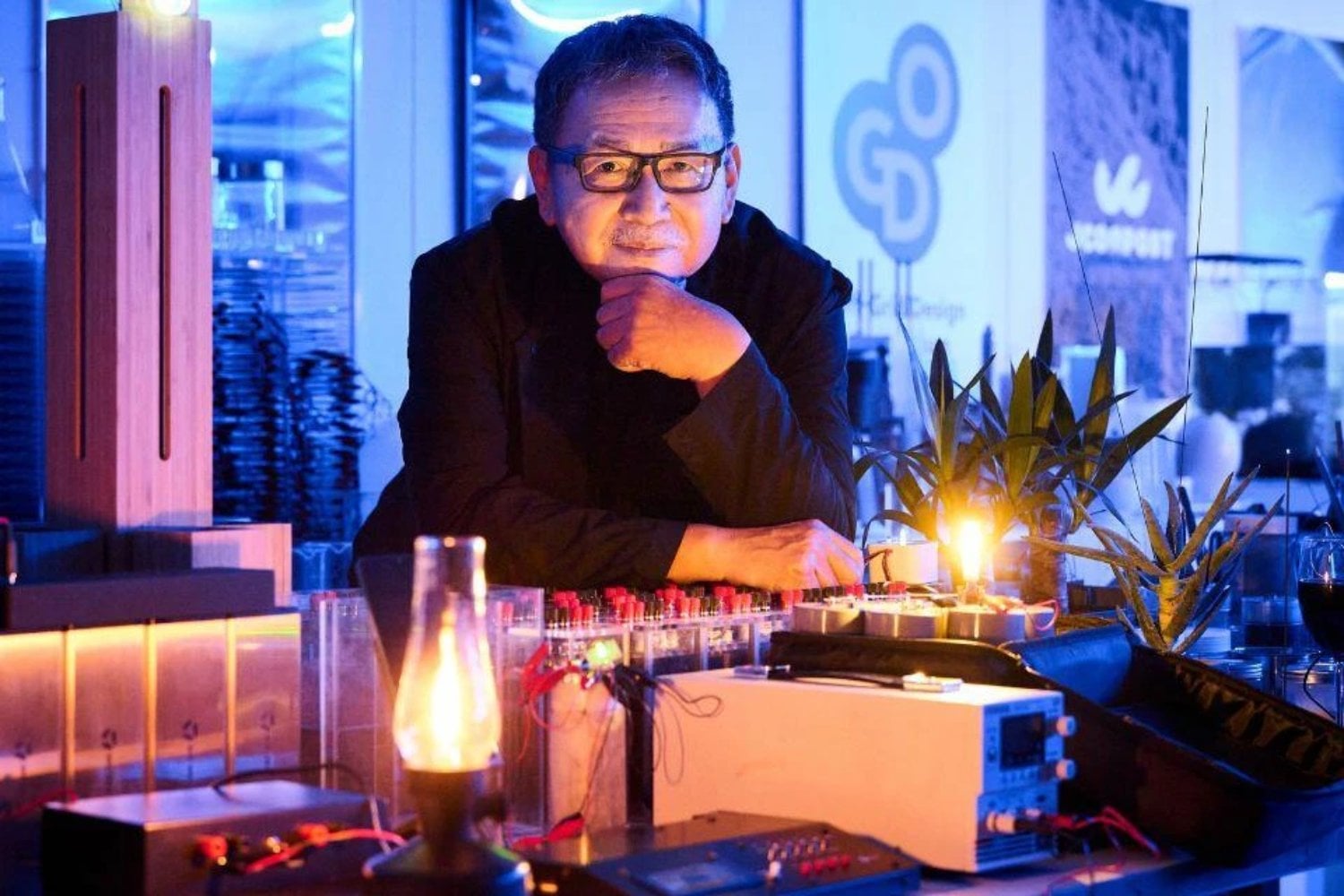 Un inventor japonés lleva años intentando sacar electricidad de todo lo que encuentra. Ya consiguió hacerlo con vino, con tierra y hasta con pan francés, y ahora lo está haciendo con 1.500 cajas de compost que mantienen encendidas 800 luces